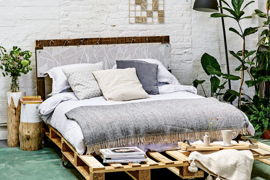 outdoor pallet bed frame